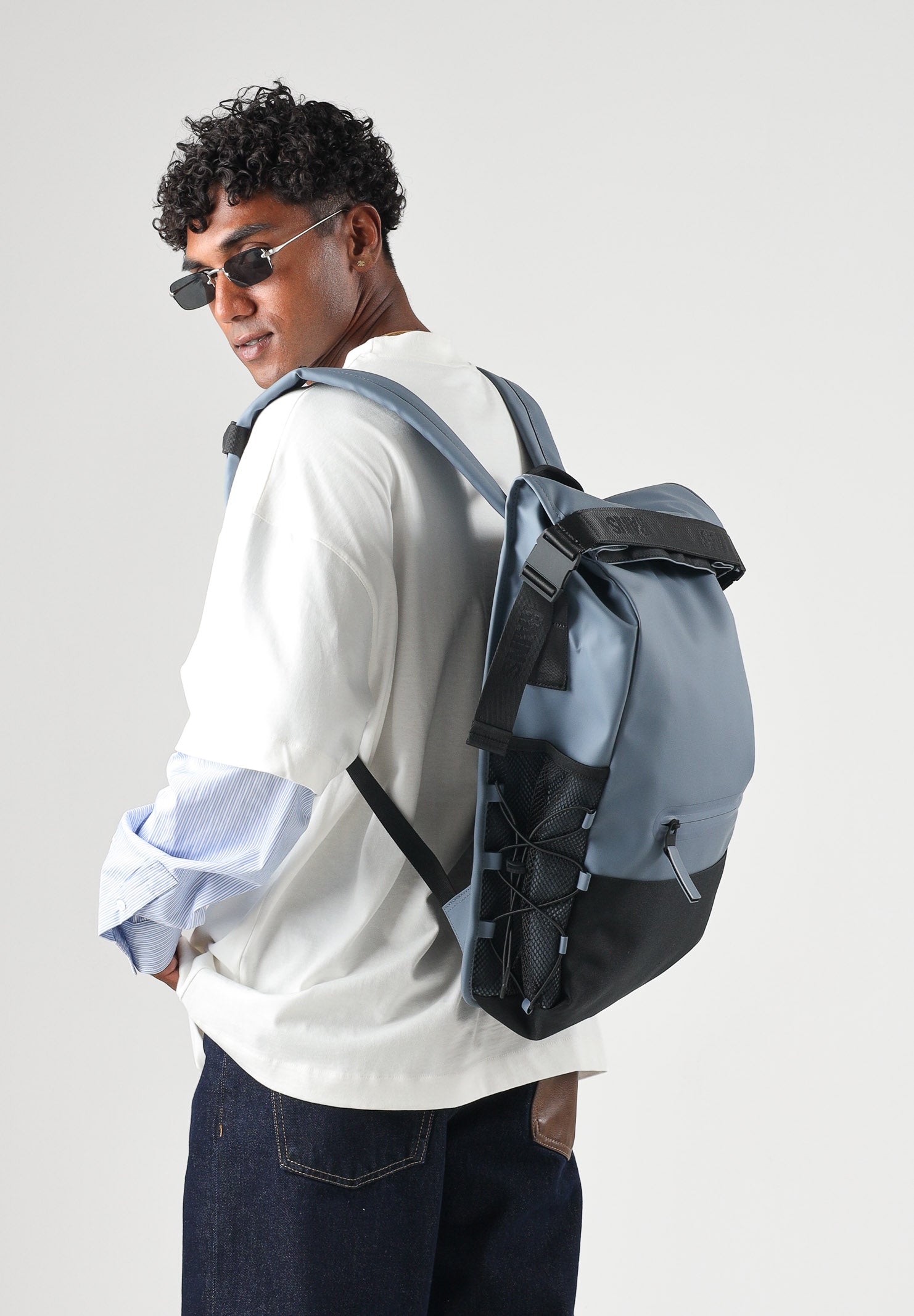 RAINS Zaino blue dusk per uomo e donna con chiusura superiore arrotolabile e spallacci regolabili. RA14270 BL RAINS 