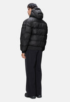 RAINS Piumino nero per uomo con cappuccio regolabile e chiusura full zip impermeabile. RA16990 BL RAINS 
