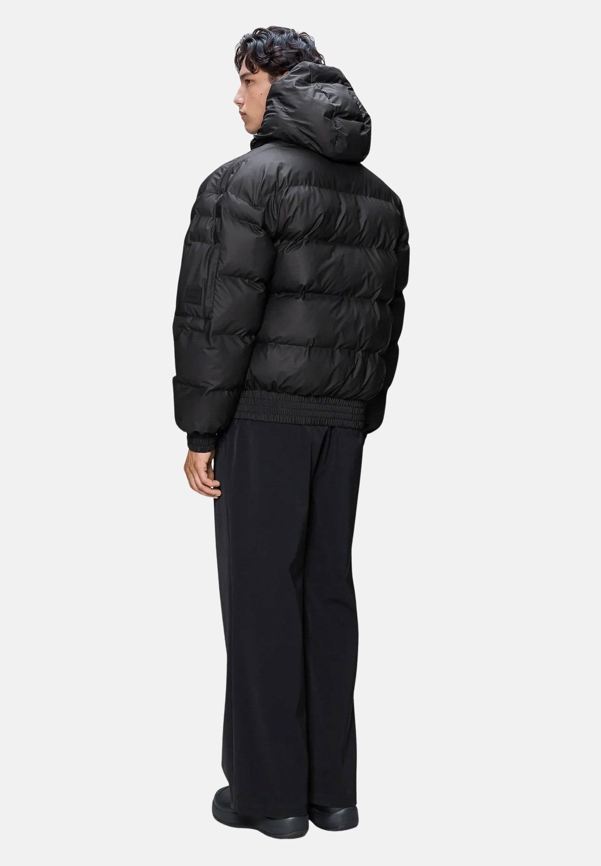 RAINS Piumino nero per uomo con cappuccio regolabile e chiusura full zip impermeabile. RA16990 BL RAINS 