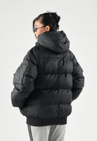 RAINS Piumino nero per uomo e donna con cappuccio regolabile e chiusura full zip impermeabile. RA16990 BL RAINS 
