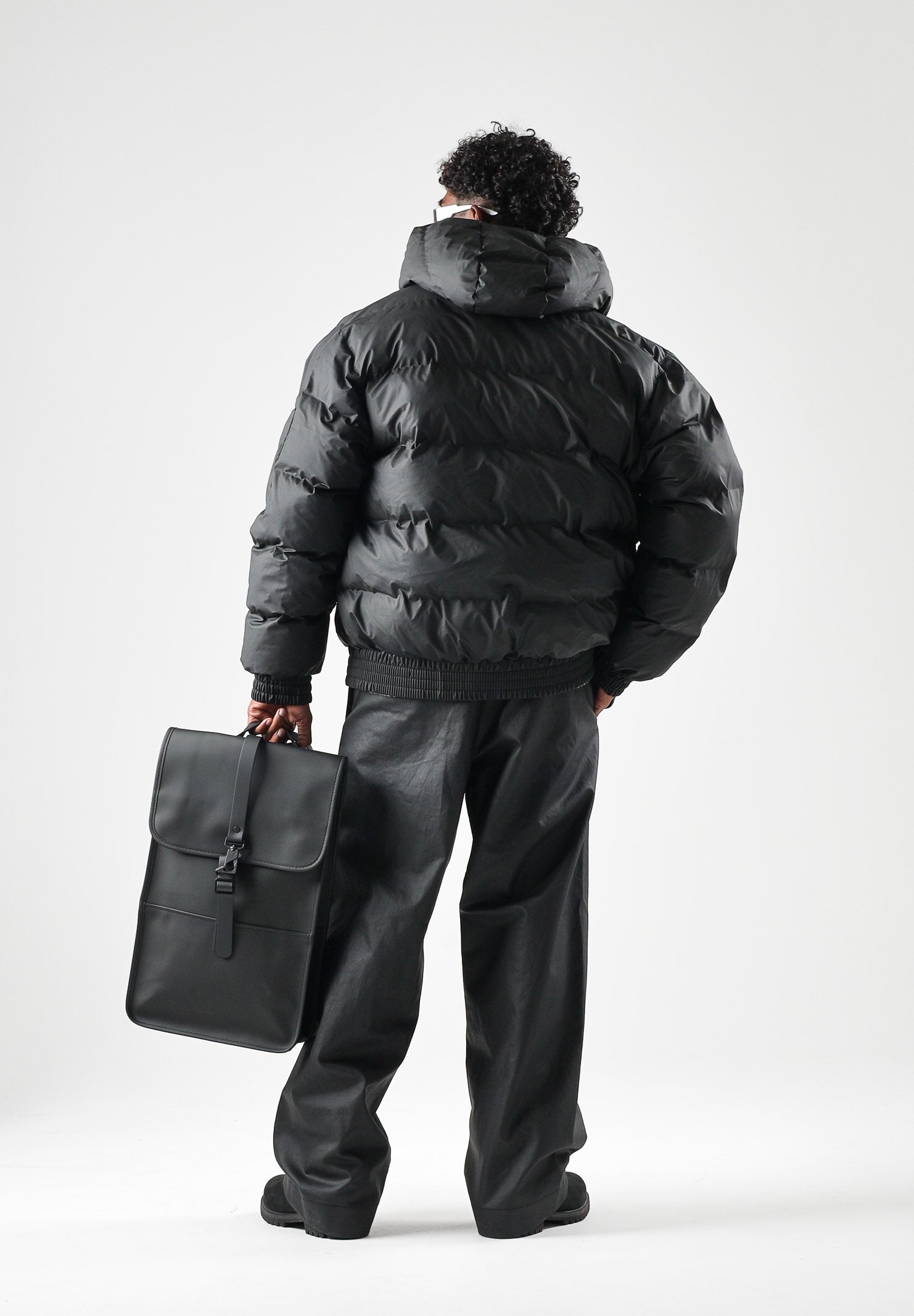 RAINS Piumino nero per uomo e donna con cappuccio regolabile e chiusura full zip impermeabile. RA16990 BL RAINS 