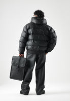 RAINS Piumino nero per uomo e donna con cappuccio regolabile e chiusura full zip impermeabile. RA16990 BL RAINS 