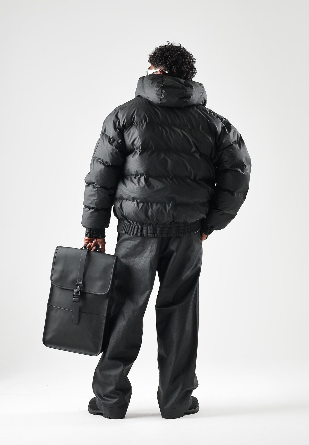 RAINS Piumino nero per uomo e donna con cappuccio regolabile e chiusura full zip impermeabile. RA16990 BL RAINS 