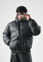 RAINS Piumino nero per uomo e donna con cappuccio regolabile e chiusura full zip impermeabile. RA16990 BL RAINS 