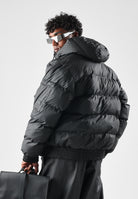RAINS Piumino nero per uomo e donna con cappuccio regolabile e chiusura full zip impermeabile. RA16990 BL RAINS 