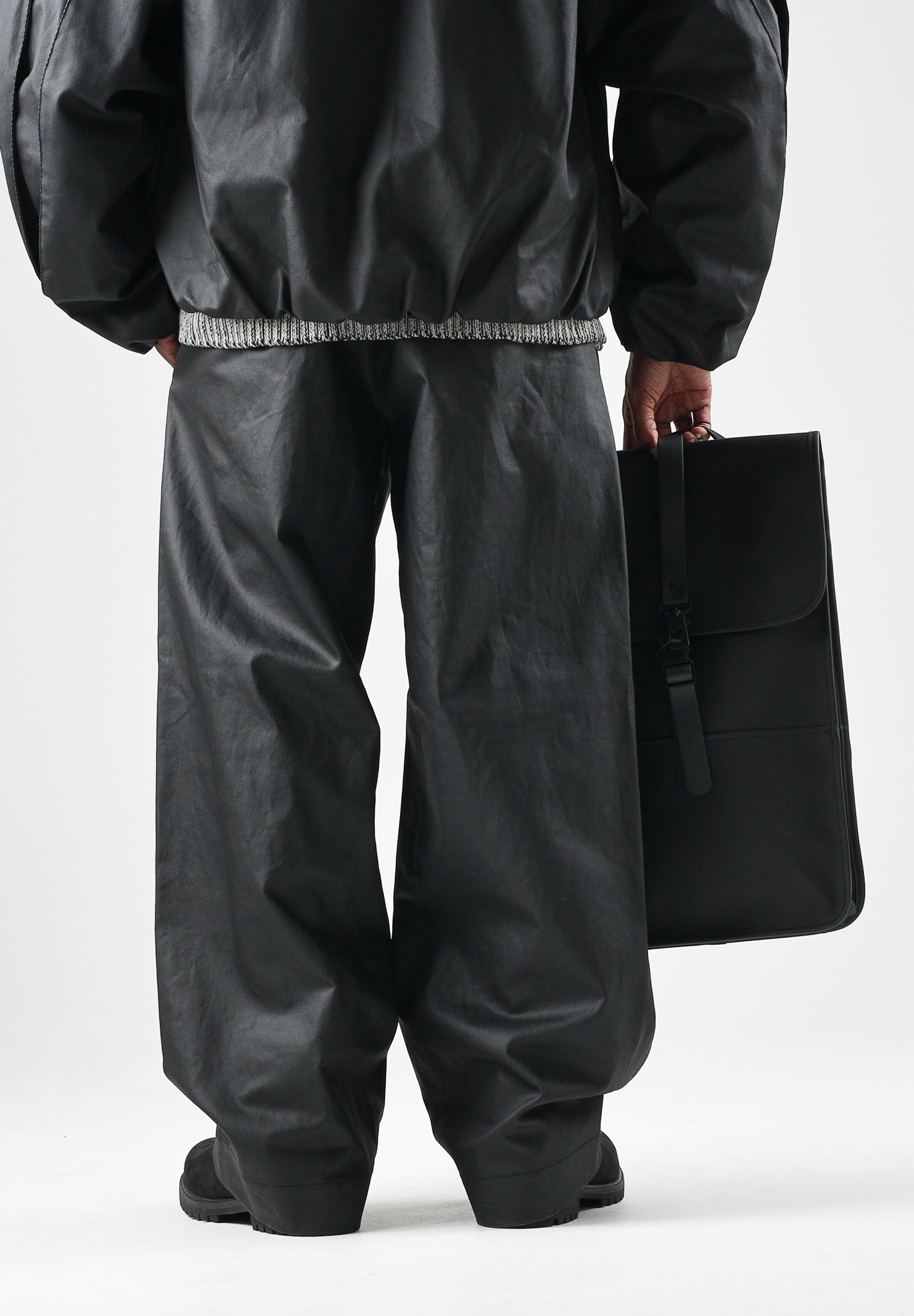 RAINS Pantaloni HEAVY WOVEN PANTS WIDE neri per uomo e donna con gamba ampia, pieghe frontal. RA19180 BL RAINS 