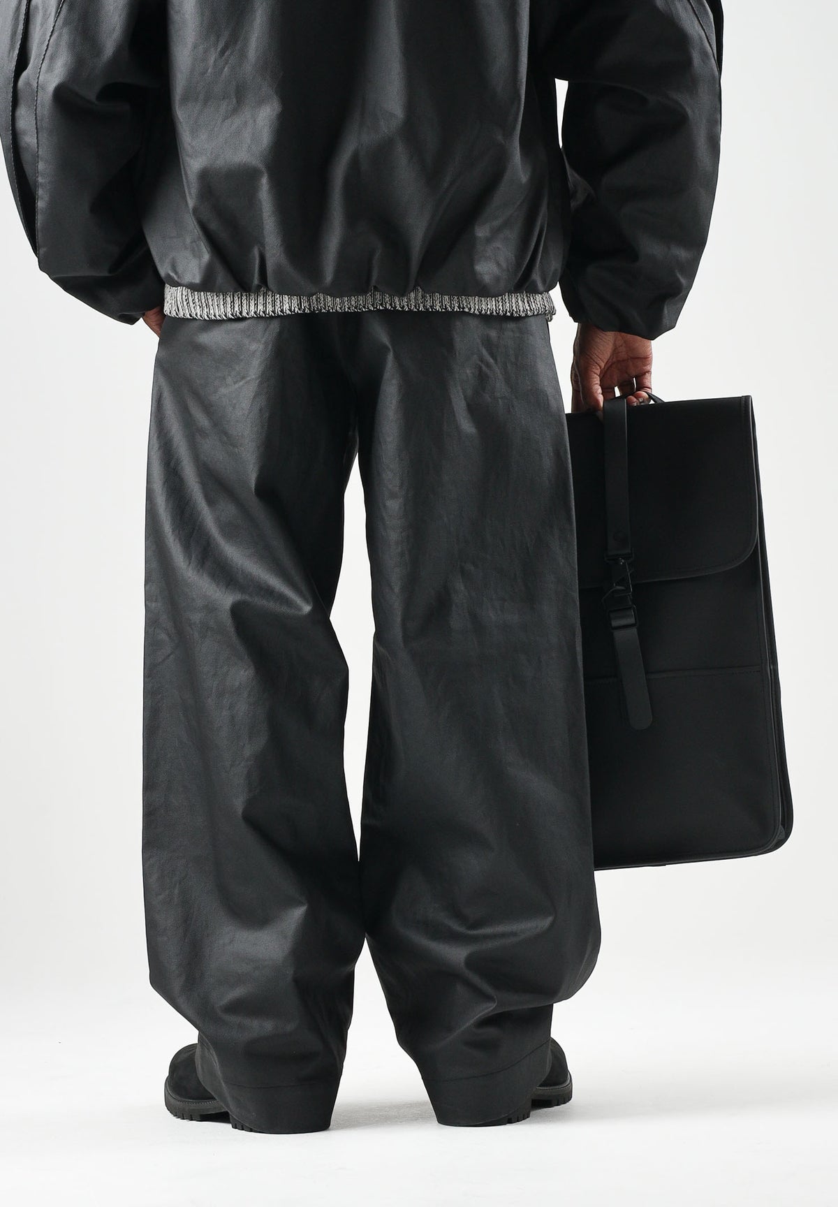 RAINS Pantaloni HEAVY WOVEN PANTS WIDE neri per uomo e donna con gamba ampia, pieghe frontal. RA19180 BL RAINS 