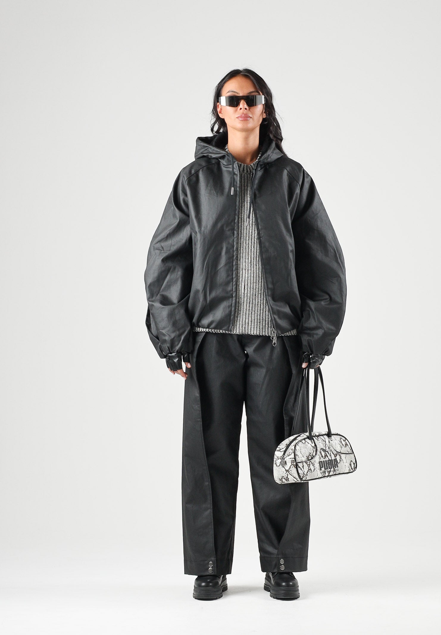 RAINS Pantaloni HEAVY WOVEN PANTS WIDE neri per uomo e donna con gamba ampia, pieghe frontal. RA19180 BL RAINS 