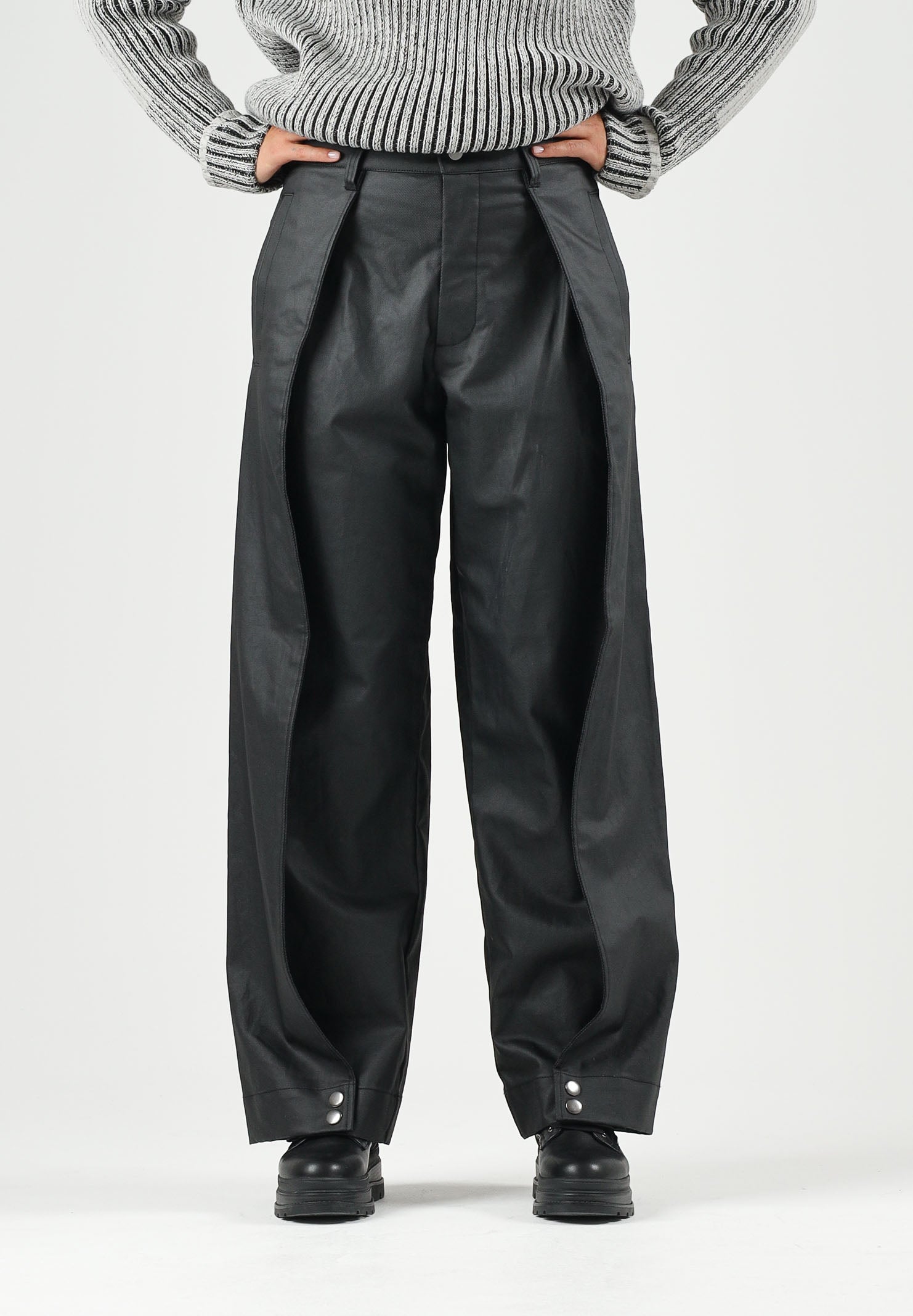 RAINS Pantaloni HEAVY WOVEN PANTS WIDE neri per uomo e donna con gamba ampia, pieghe frontal. RA19180 BL RAINS 