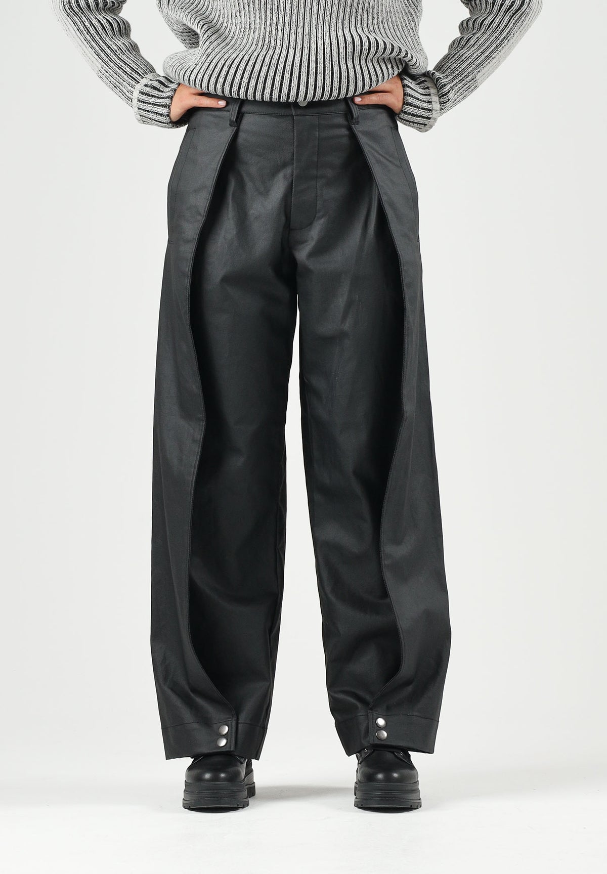 RAINS Pantaloni HEAVY WOVEN PANTS WIDE neri per uomo e donna con gamba ampia, pieghe frontal. RA19180 BL RAINS 