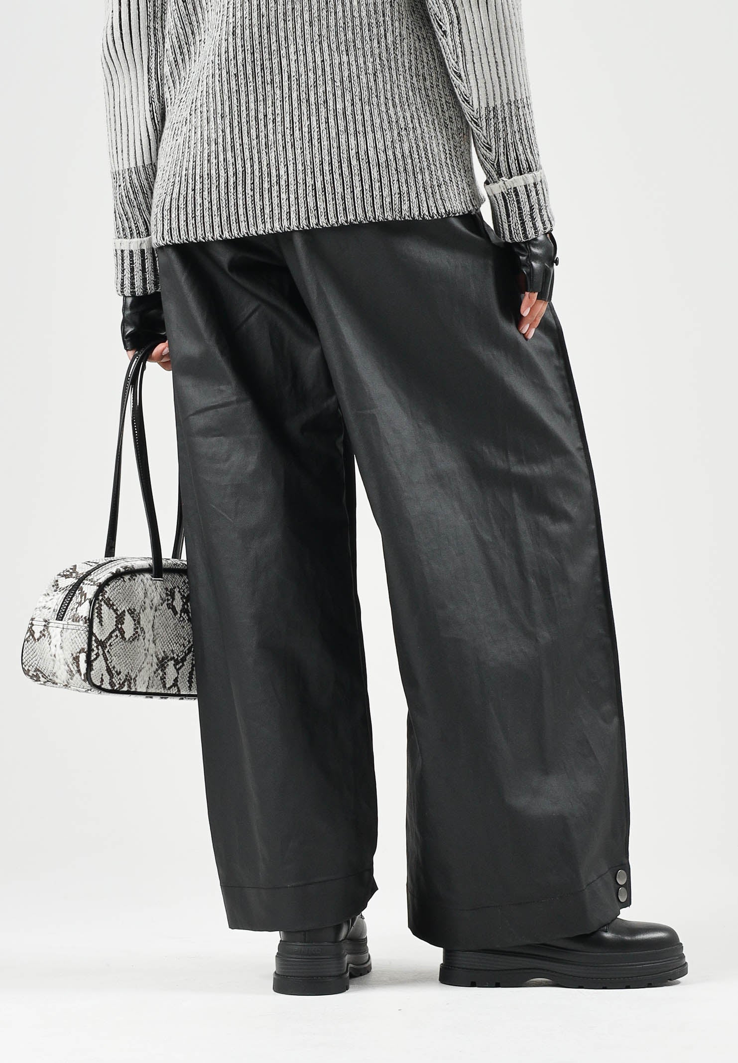 RAINS Pantaloni HEAVY WOVEN PANTS WIDE neri per uomo e donna con gamba ampia, pieghe frontal. RA19180 BL RAINS 