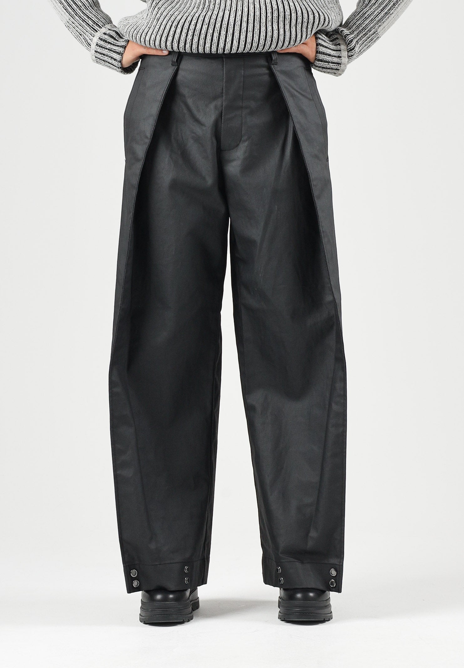 RAINS Pantaloni HEAVY WOVEN PANTS WIDE neri per uomo e donna con gamba ampia, pieghe frontal. RA19180 BL RAINS 