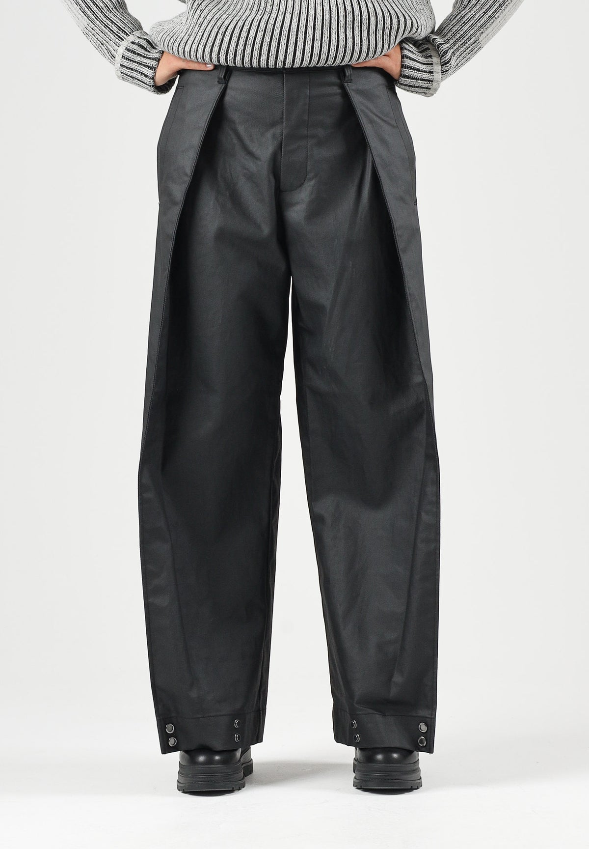 RAINS Pantaloni HEAVY WOVEN PANTS WIDE neri per uomo e donna con gamba ampia, pieghe frontal. RA19180 BL RAINS 