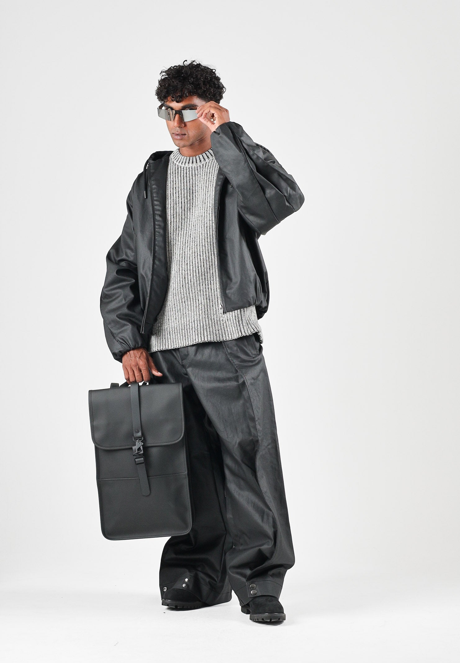 RAINS Pantaloni HEAVY WOVEN PANTS WIDE neri per uomo e donna con gamba ampia, pieghe frontal. RA19180 BL RAINS 