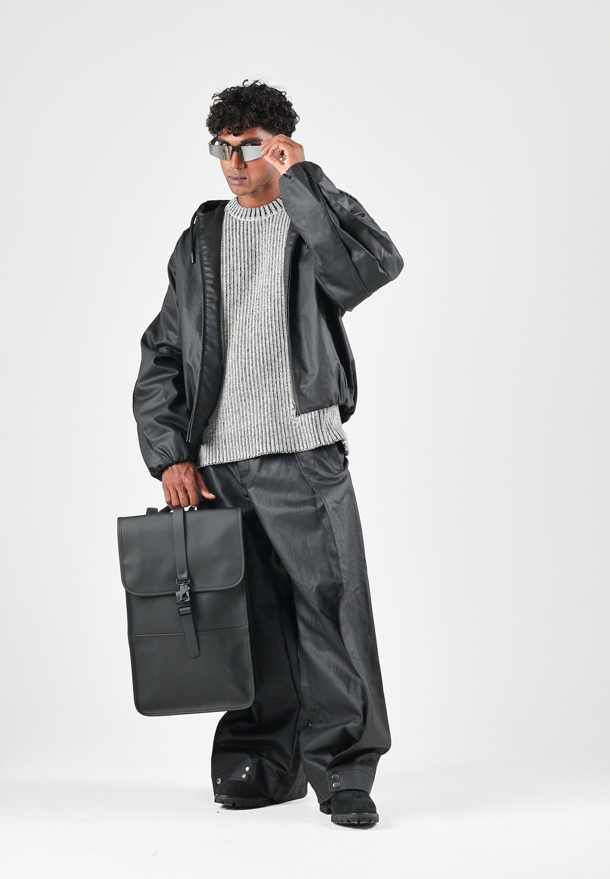 RAINS Pantaloni HEAVY WOVEN PANTS WIDE neri per uomo e donna con gamba ampia, pieghe frontal. RA19180 BL RAINS 