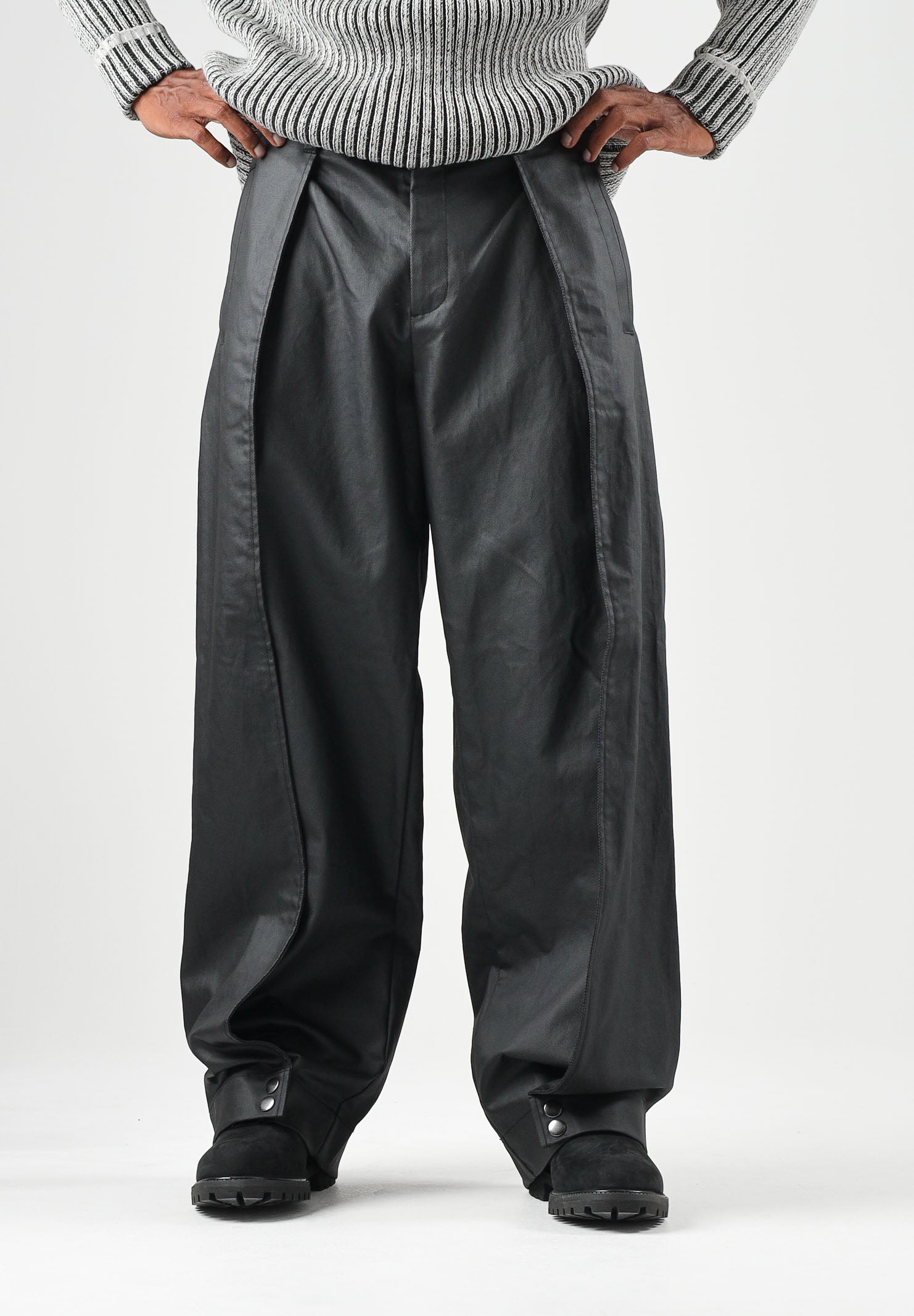 RAINS Pantaloni HEAVY WOVEN PANTS WIDE neri per uomo e donna con gamba ampia, pieghe frontal. RA19180 BL RAINS 