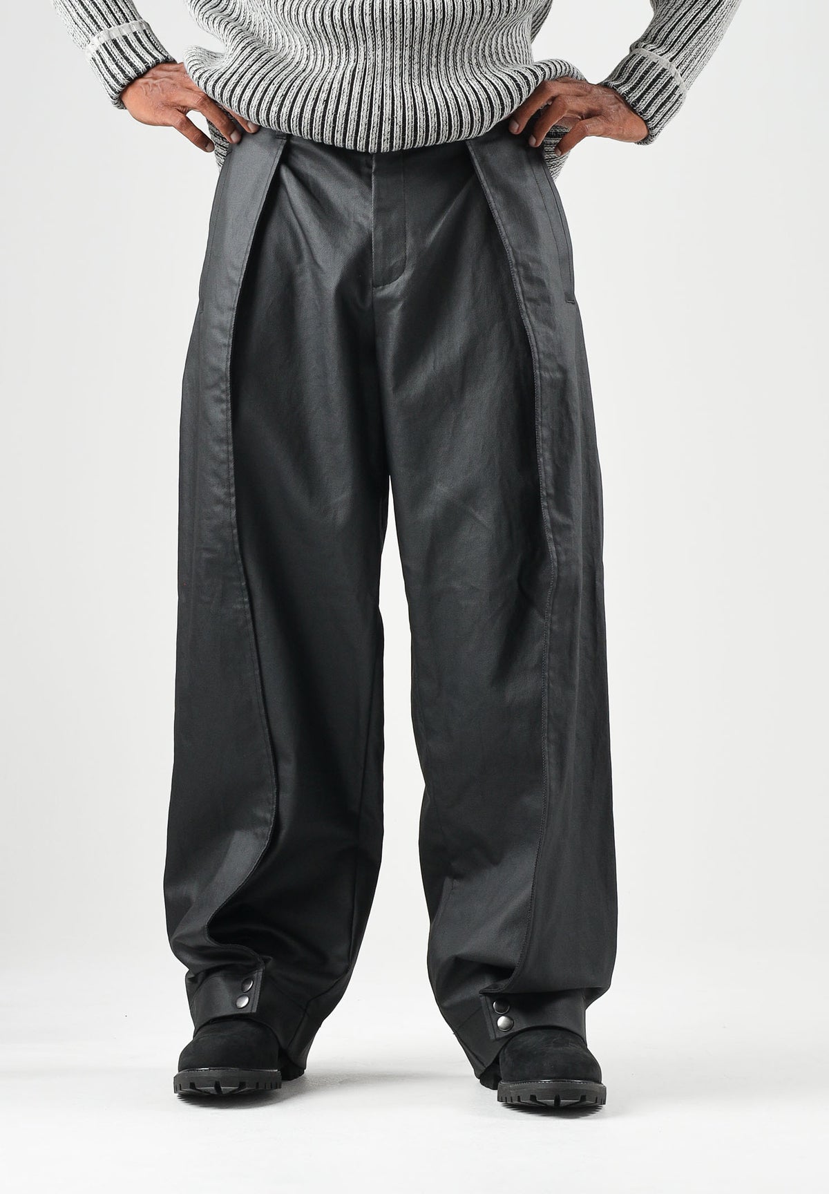 RAINS Pantaloni HEAVY WOVEN PANTS WIDE neri per uomo e donna con gamba ampia, pieghe frontal. RA19180 BL RAINS 