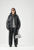 RAINS Giubbotto di pelle  HEAVY WOVEN JACKET nero per uomo e donna con cappuccio e maniche con pieghe strutturate RA19230 BL RAINS 