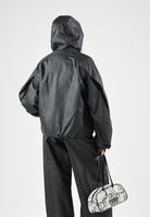 RAINS Giubbotto di pelle  HEAVY WOVEN JACKET nero per uomo e donna con cappuccio e maniche con pieghe strutturate RA19230 BL RAINS 