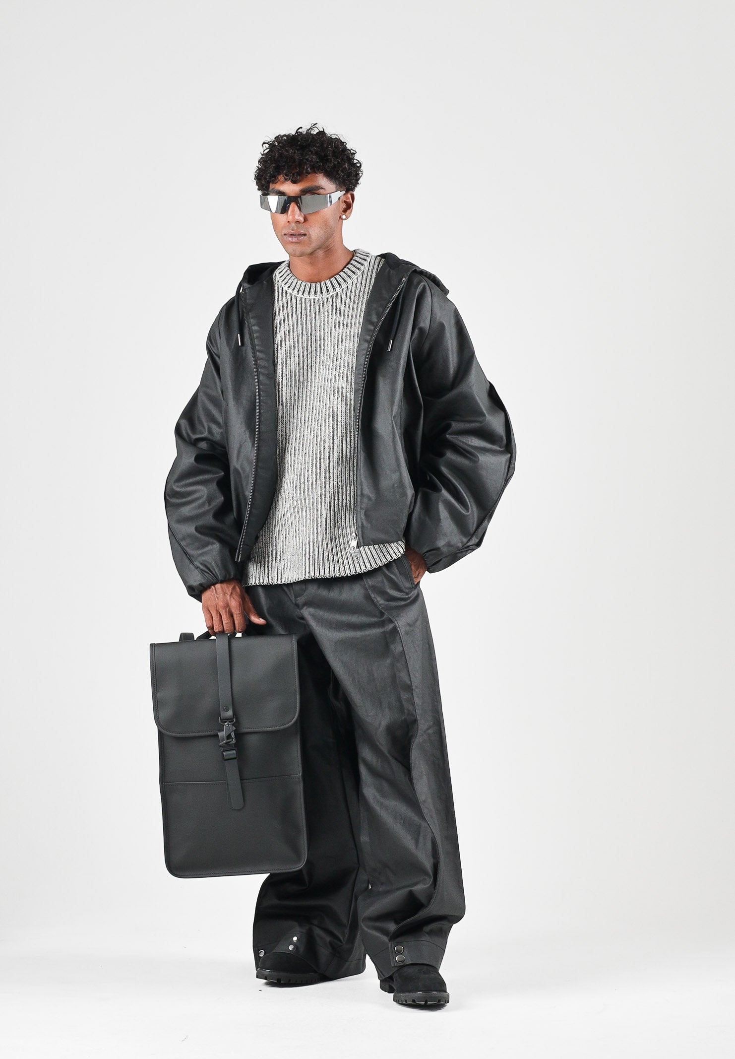 RAINS Giubbotto di pelle  HEAVY WOVEN JACKET nero per uomo e donna con cappuccio e maniche con pieghe strutturate RA19230 BL RAINS 