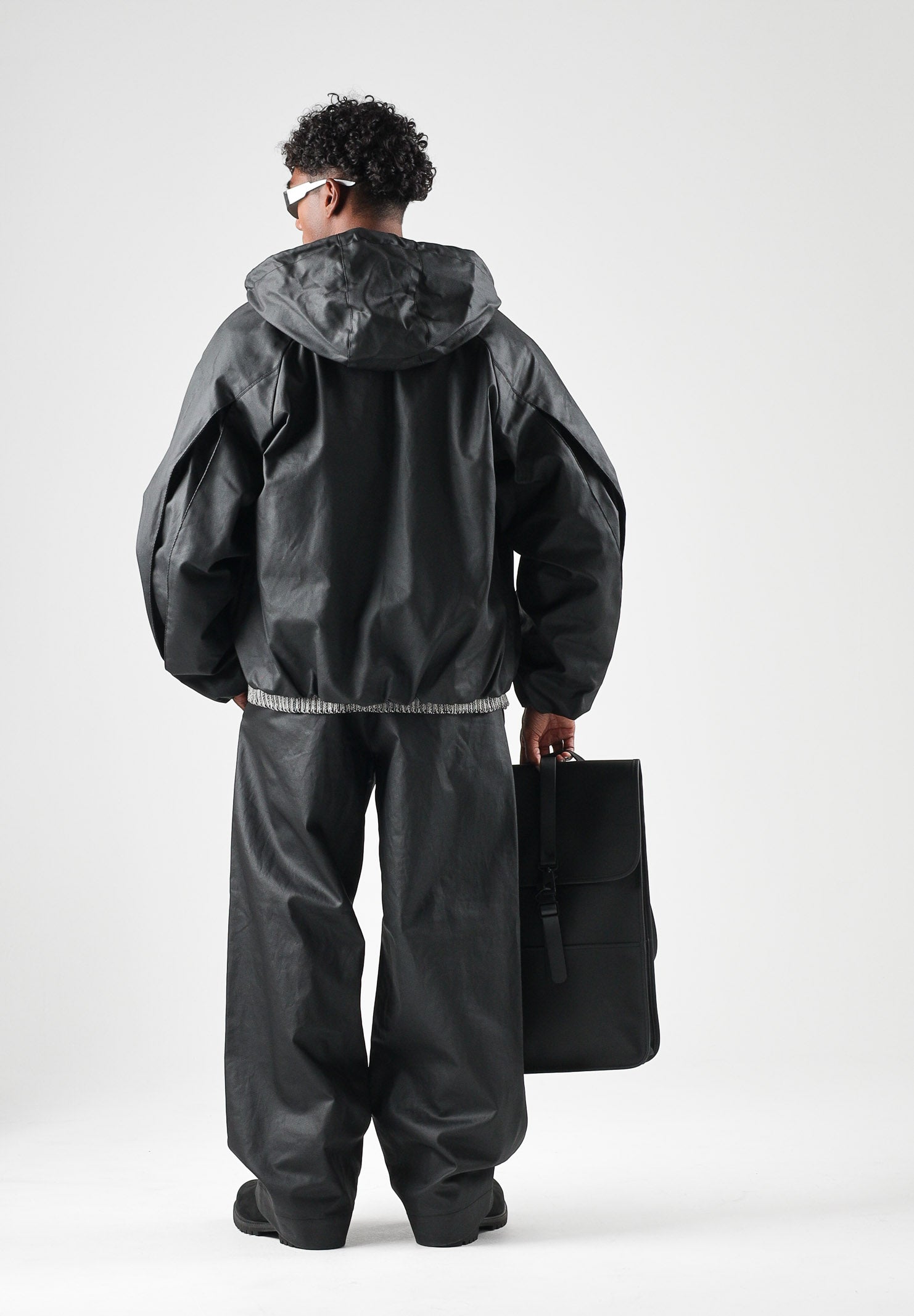RAINS Giubbotto di pelle  HEAVY WOVEN JACKET nero per uomo e donna con cappuccio e maniche con pieghe strutturate RA19230 BL RAINS 