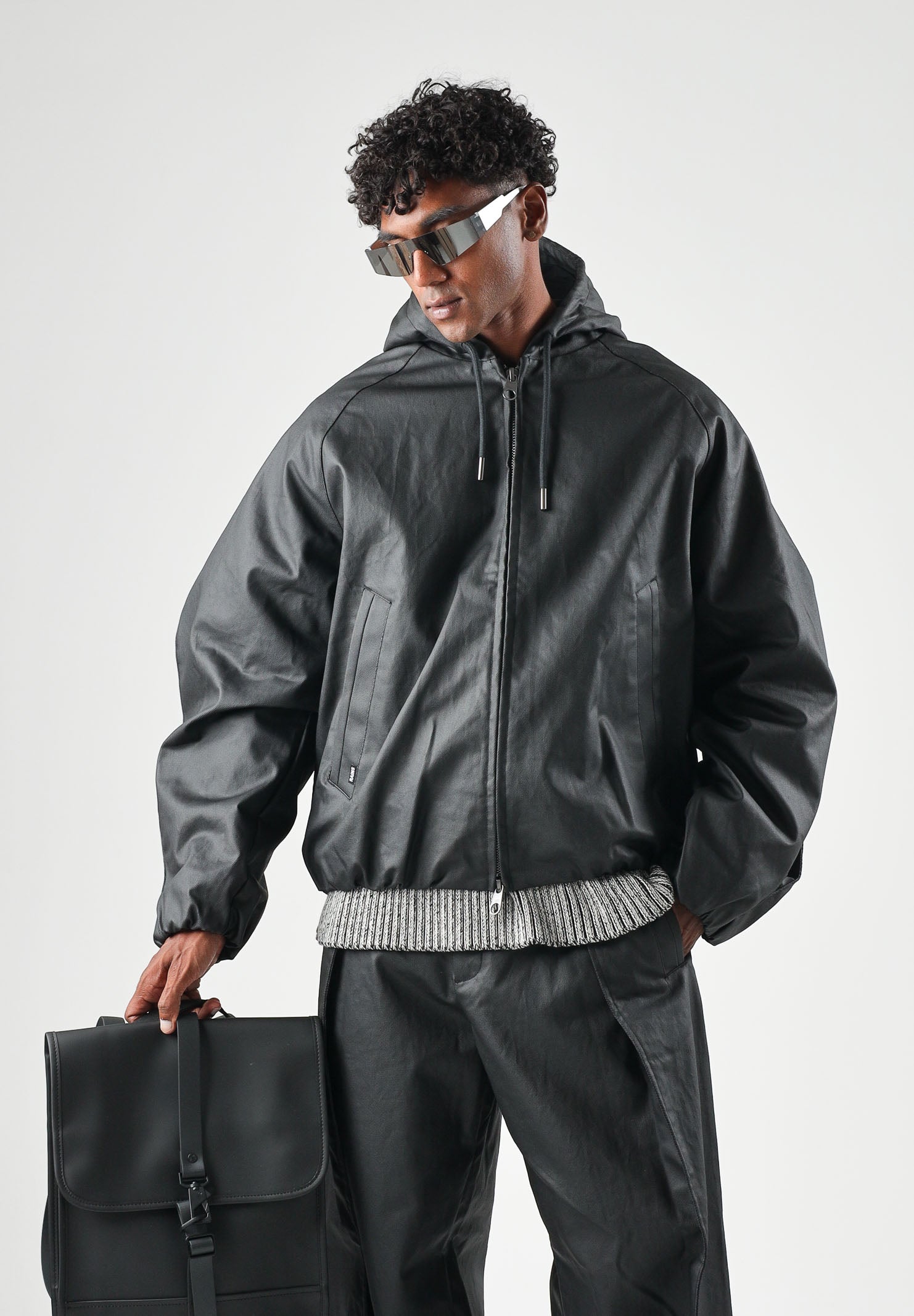 RAINS Giubbotto di pelle  HEAVY WOVEN JACKET nero per uomo e donna con cappuccio e maniche con pieghe strutturate RA19230 BL RAINS 