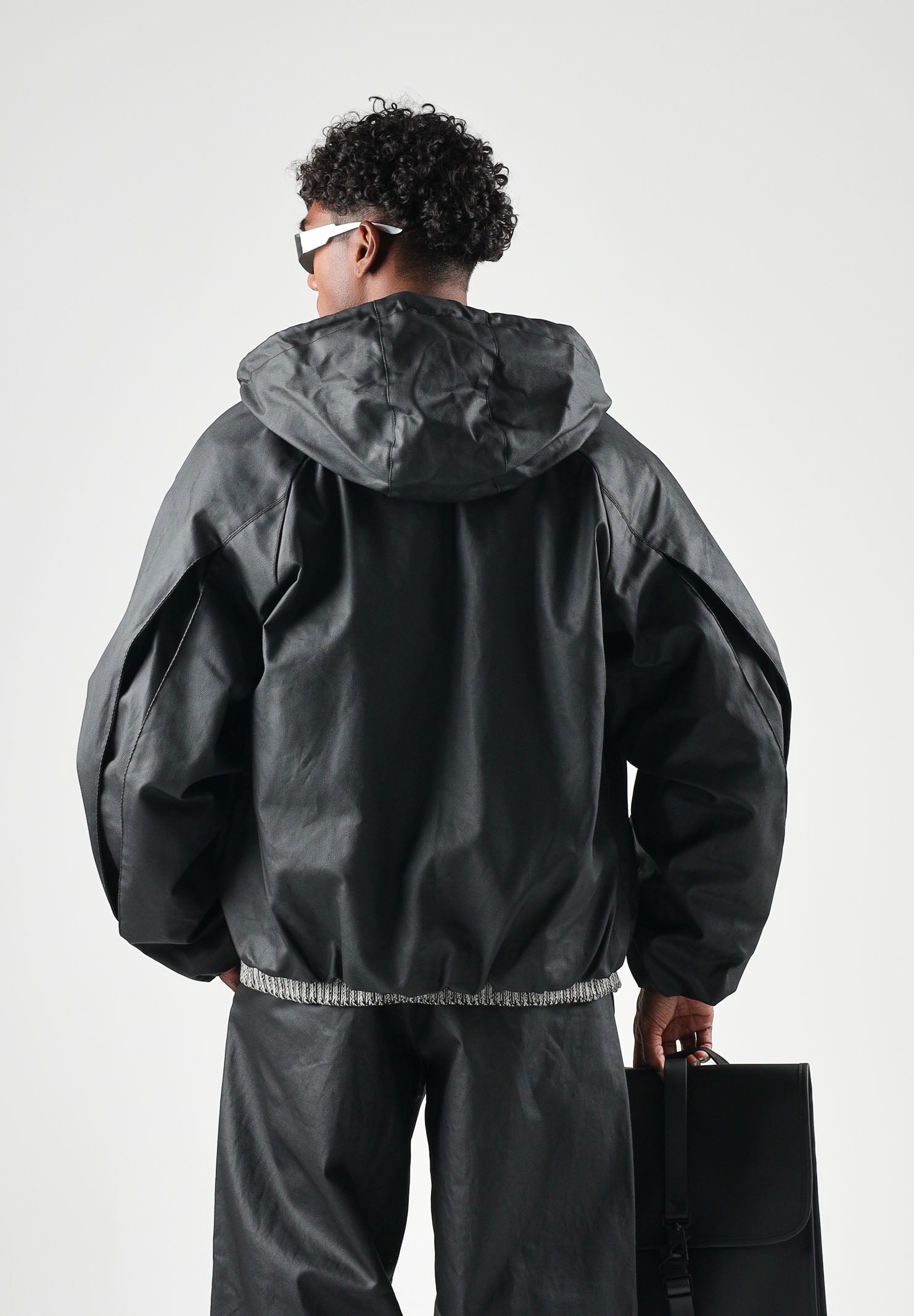 RAINS Giubbotto di pelle  HEAVY WOVEN JACKET nero per uomo e donna con cappuccio e maniche con pieghe strutturate RA19230 BL RAINS 