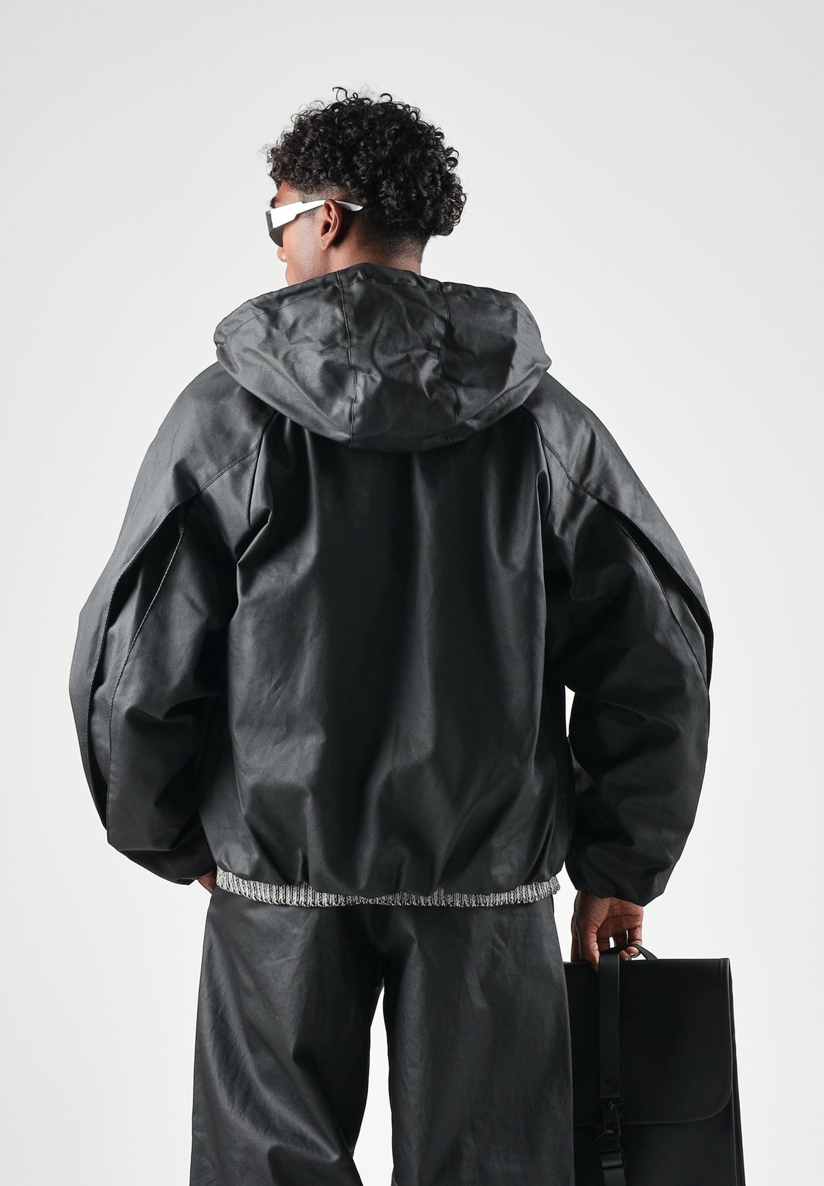 RAINS Giubbotto di pelle  HEAVY WOVEN JACKET nero per uomo e donna con cappuccio e maniche con pieghe strutturate RA19230 BL RAINS 