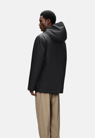RAINS Parka nero per uomo con cappuccio con visiera e tasche con patta. RA21450 BL RAINS 