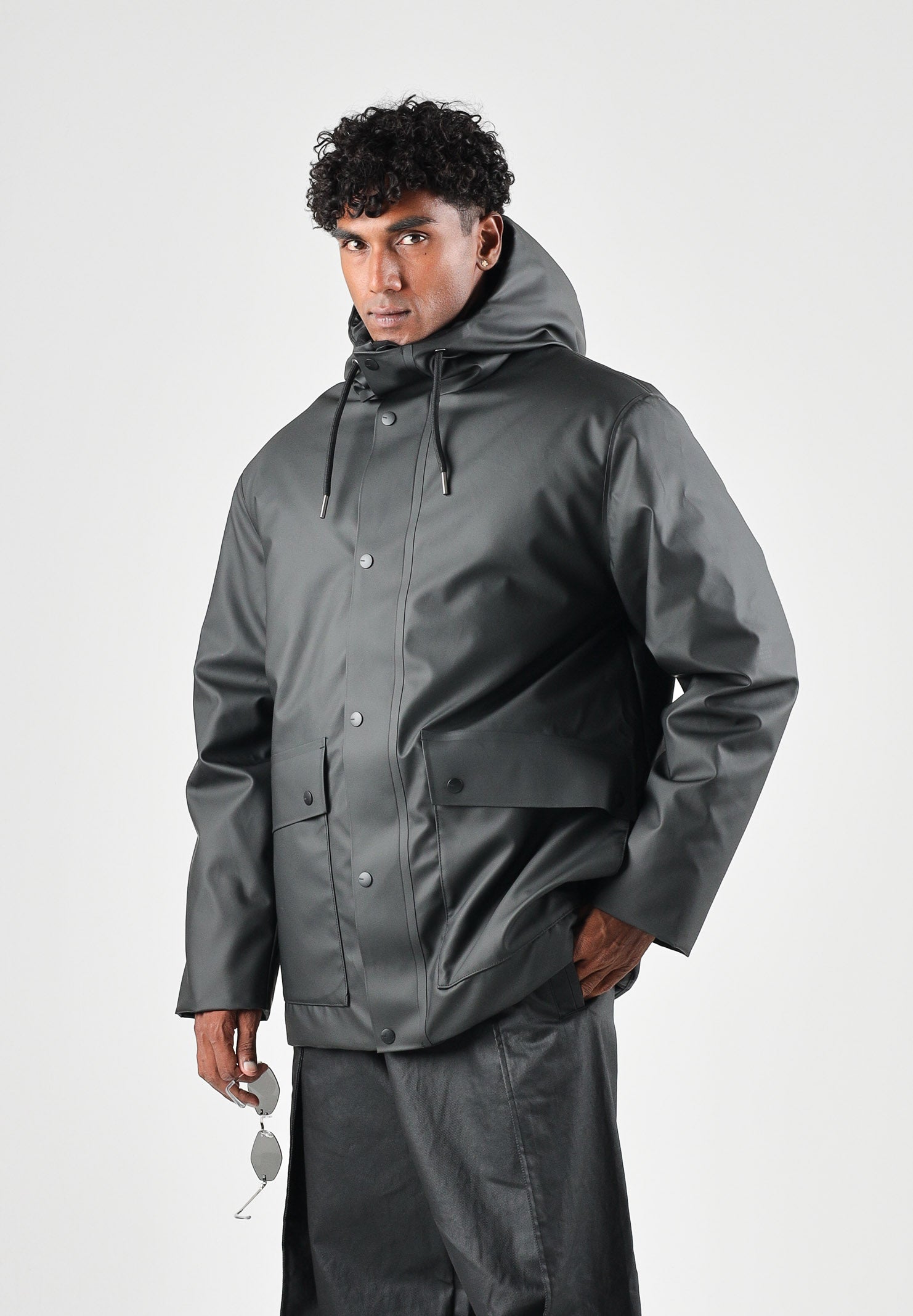 RAINS Parka nero per uomo e donna con cappuccio e visiera RA21450 BL RAINS 