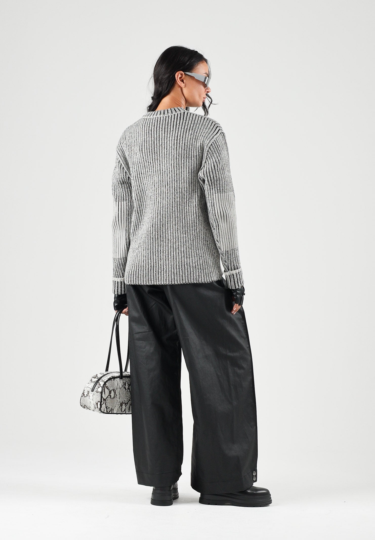 RAINS Maglioncino girocollo  SAPA KNIT CREW NECK bianca e nera per uomo e donna con lavorazione a coste RA31000 VI RAINS 