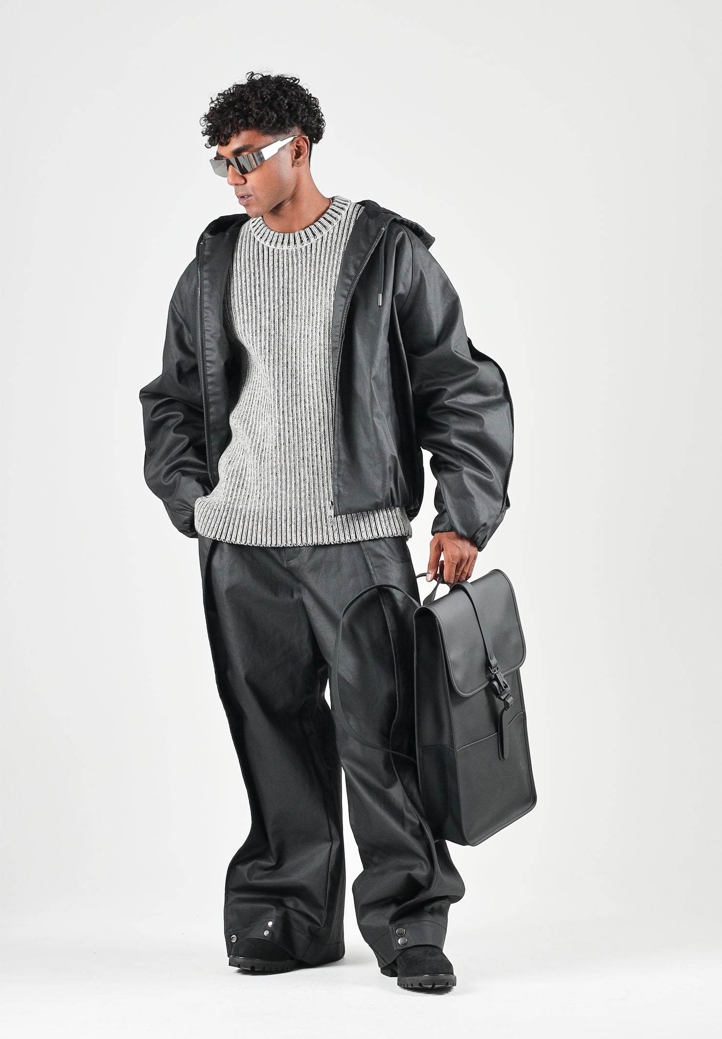 RAINS Maglioncino girocollo  SAPA KNIT CREW NECK bianca e nera per uomo e donna con lavorazione a coste RA31000 VI RAINS 