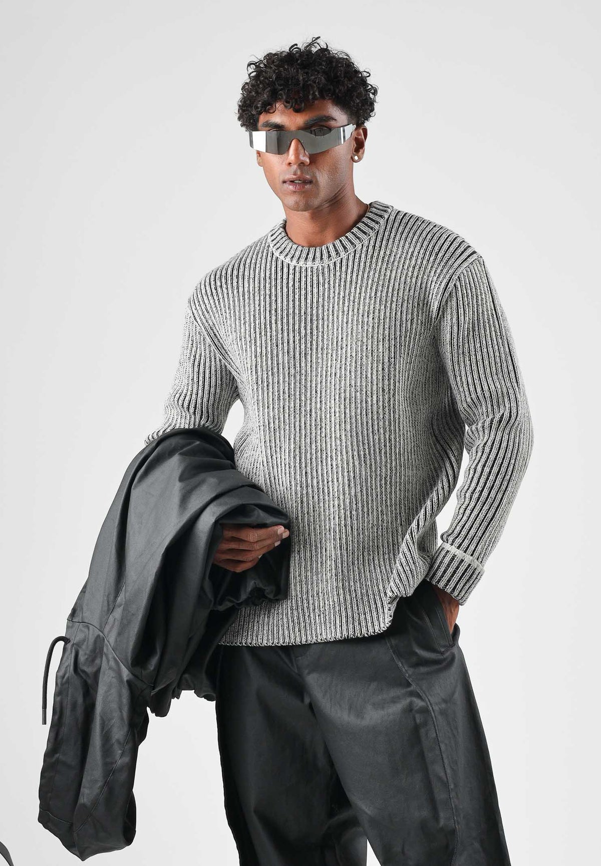RAINS Maglioncino girocollo  SAPA KNIT CREW NECK bianca e nera per uomo e donna con lavorazione a coste RA31000 VI RAINS 