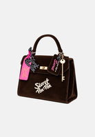 SECRET PON PON Borsa a mano LAUREEN VELVET Cocoa Velvet marrone scuro da donna, in velluto con manico arcuato, charm fucsia e logo frontale. LAUREEN-VELVET CO SECRET PON PON 