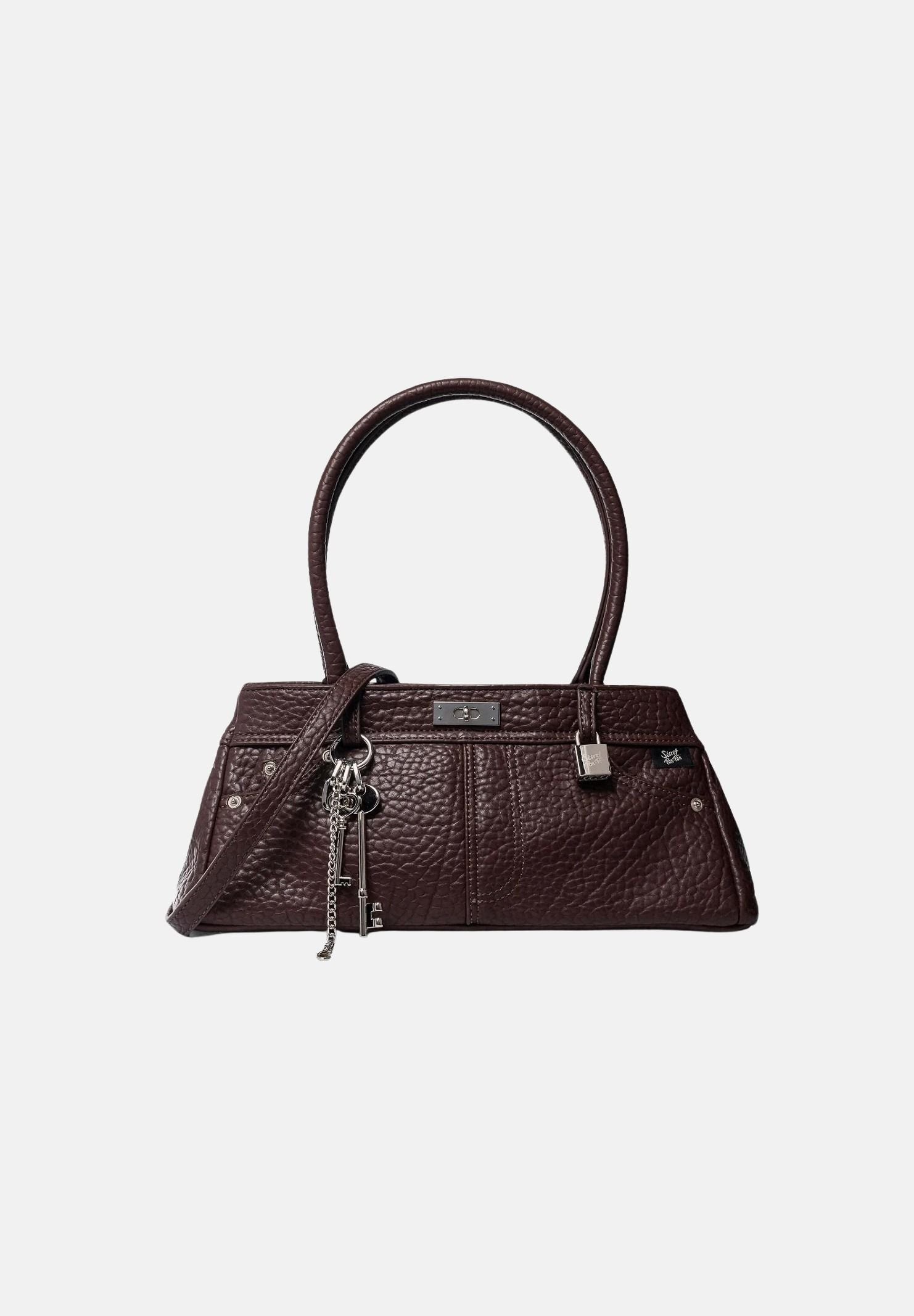 SECRET PON PON Borsa a mano YULIA Cocoa marrone scuro da donna, in ecopelle martellata, con doppi manici, tracolla regolabile e charm. YULIA CO SECRET PON PON 