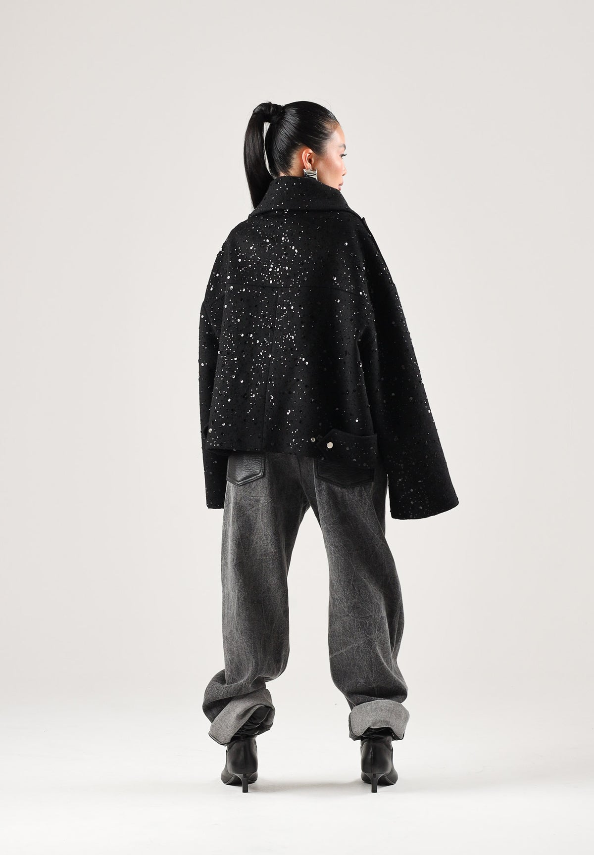SIMONA CORSELLINI Giubbotto nero per donna con taglio corto, revers ampi e luminosa cascata di micro strass all-over. A26CEGBY5001 V0003 SIMONA CORSELLINI 