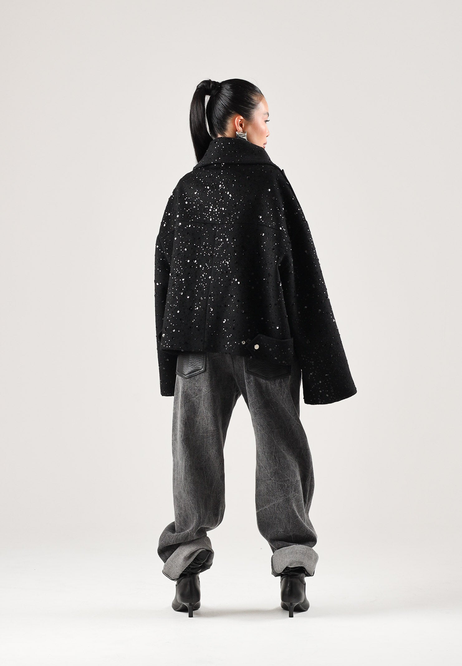SIMONA CORSELLINI Giubbotto nero per donna con taglio corto, revers ampi e luminosa cascata di micro strass all-over. A26CEGBY5001 V0003 SIMONA CORSELLINI 