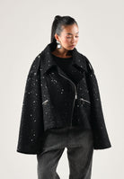 SIMONA CORSELLINI Giubbotto nero per donna con taglio corto, revers ampi e luminosa cascata di micro strass all-over. A26CEGBY5001 V0003 SIMONA CORSELLINI 