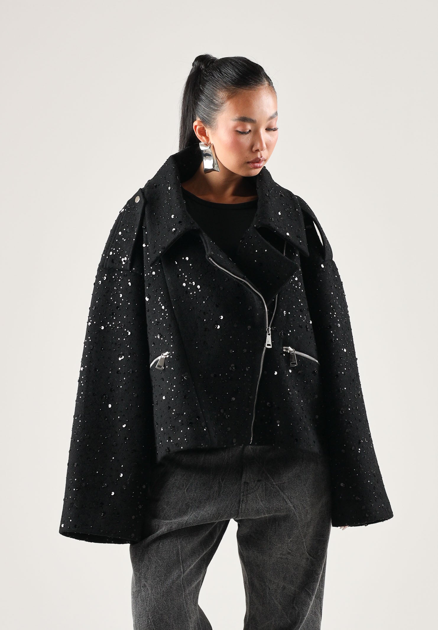 SIMONA CORSELLINI Giubbotto nero per donna con taglio corto, revers ampi e luminosa cascata di micro strass all-over. A26CEGBY5001 V0003 SIMONA CORSELLINI 