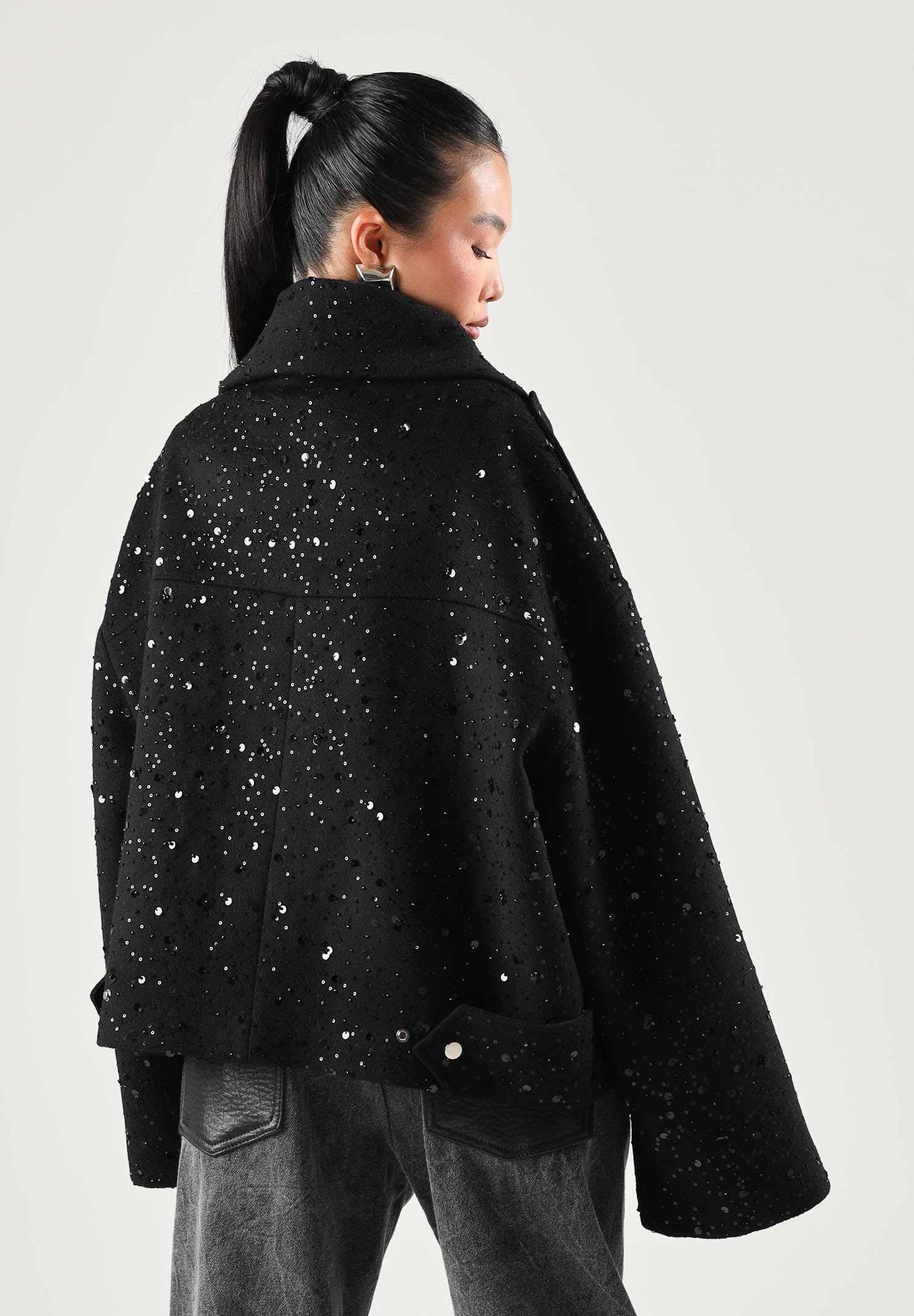 SIMONA CORSELLINI Giubbotto nero per donna con taglio corto, revers ampi e luminosa cascata di micro strass all-over. A26CEGBY5001 V0003 SIMONA CORSELLINI 