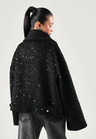 SIMONA CORSELLINI Giubbotto nero per donna con taglio corto, revers ampi e luminosa cascata di micro strass all-over. A26CEGBY5001 V0003 SIMONA CORSELLINI 