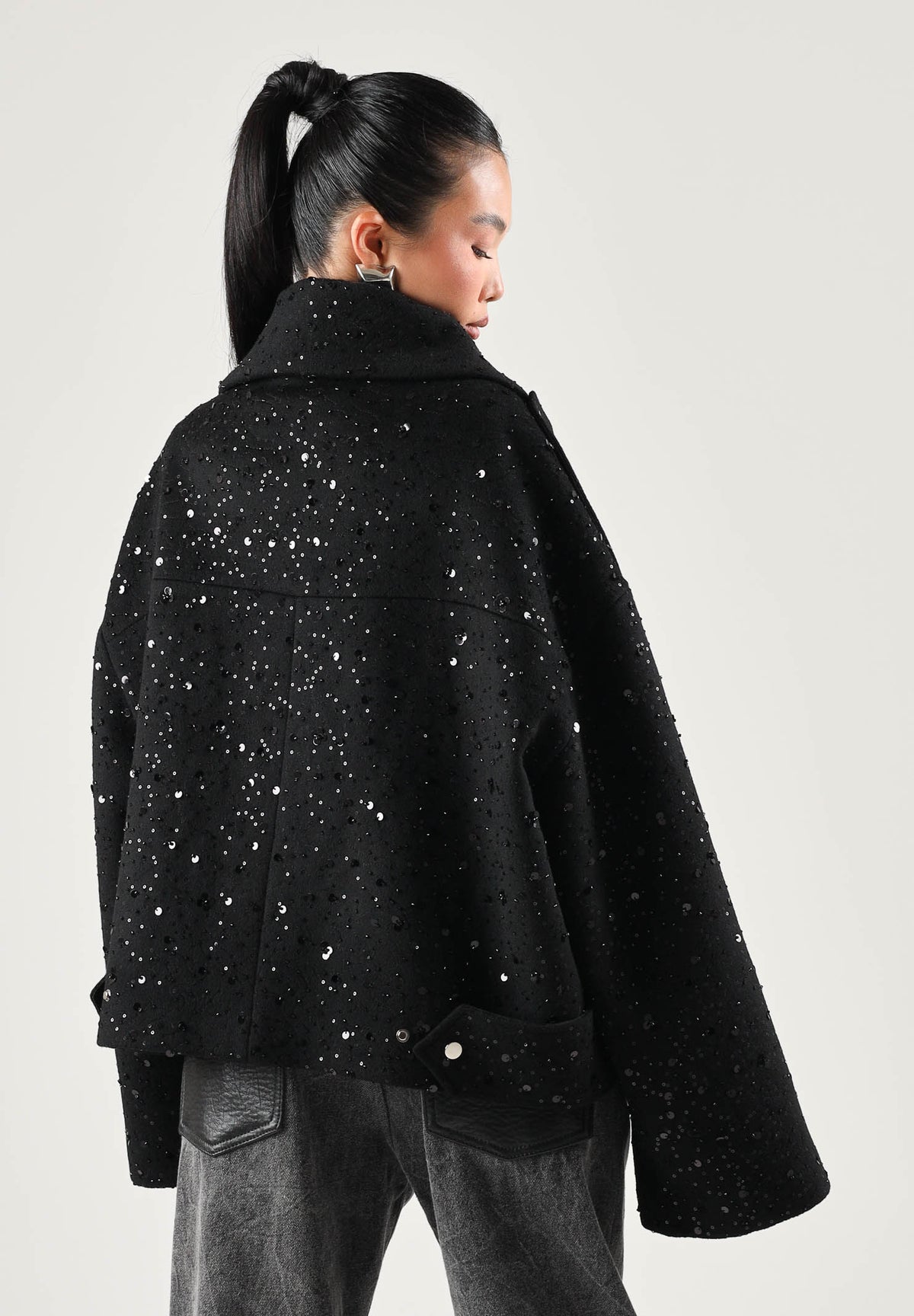 SIMONA CORSELLINI Giubbotto nero per donna con taglio corto, revers ampi e luminosa cascata di micro strass all-over. A26CEGBY5001 V0003 SIMONA CORSELLINI 