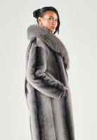 SIMONA CORSELLINI CAPPOTTO LUNGO IN PELLICCIA SINTETICA CON COLLO SCIALLATO Asfalto, grigio, donna. A26CPCPV0401 V0797 SIMONA CORSELLINI 