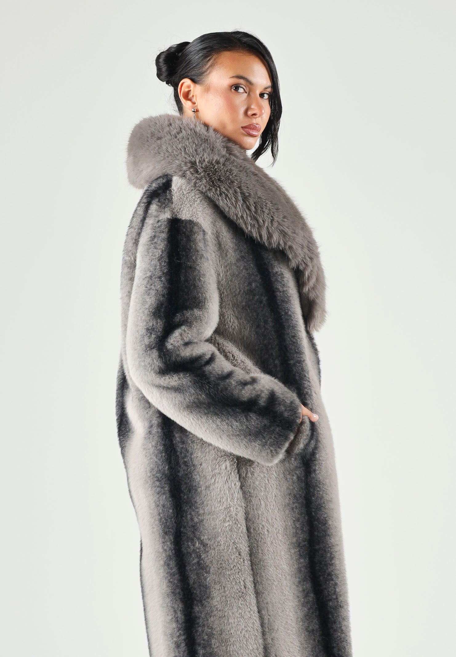SIMONA CORSELLINI CAPPOTTO LUNGO IN PELLICCIA SINTETICA CON COLLO SCIALLATO Asfalto, grigio, donna. A26CPCPV0401 V0797 SIMONA CORSELLINI 