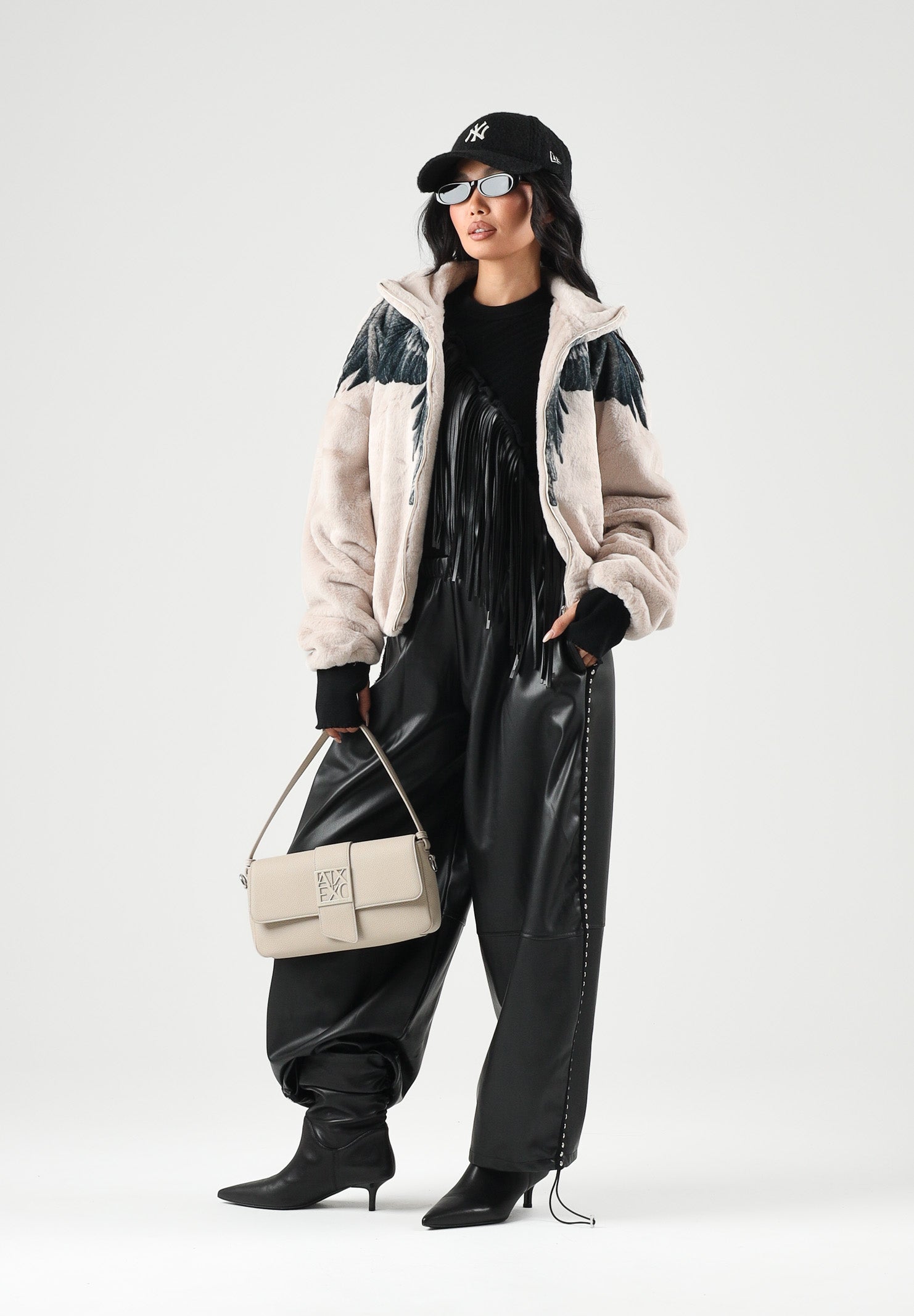 SIMONA CORSELLINI top CON FRANGE E MANICOTTI nero da donna in morbida maglia di viscosa, caratterizzato da girocollo, design senza maniche,  scenografica cascata di frange diagonali sul davanti e manicotti lunghi coordinati separati. A26CPMGQ0601 V0003 SIMONA CORSELLINI 