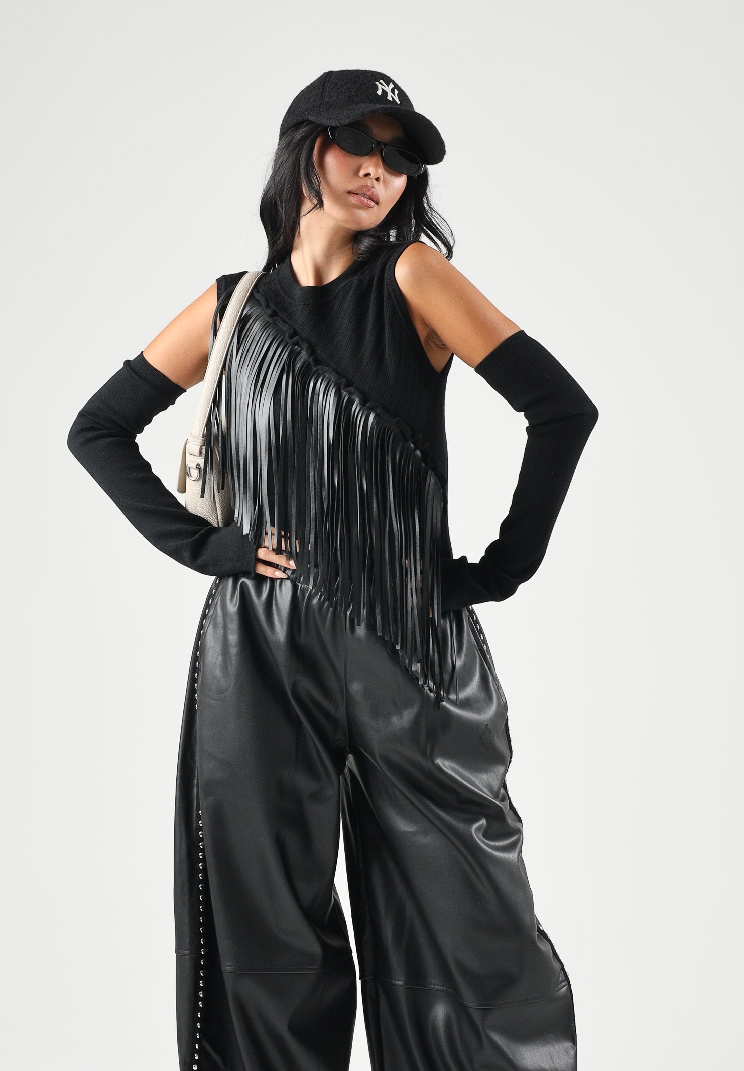 SIMONA CORSELLINI top CON FRANGE E MANICOTTI nero da donna in morbida maglia di viscosa, caratterizzato da girocollo, design senza maniche,  scenografica cascata di frange diagonali sul davanti e manicotti lunghi coordinati separati. A26CPMGQ0601 V0003 SIMONA CORSELLINI 