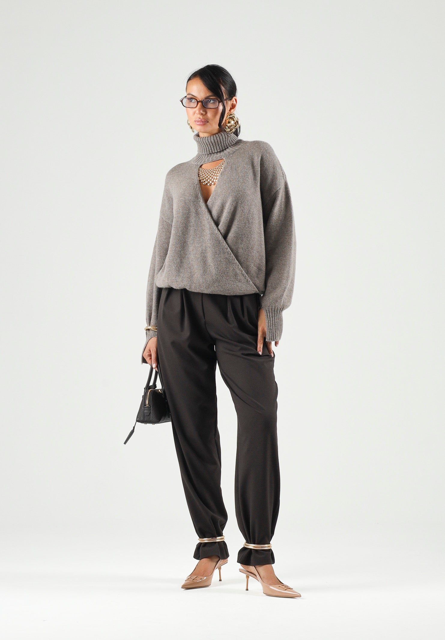 SIMONA CORSELLINI Pantaloni dark chocolate-marrone  per donna con vita alta, linea affusolata e dettagli metallici alle caviglie. A26CPPA01402 V0761 SIMONA CORSELLINI 