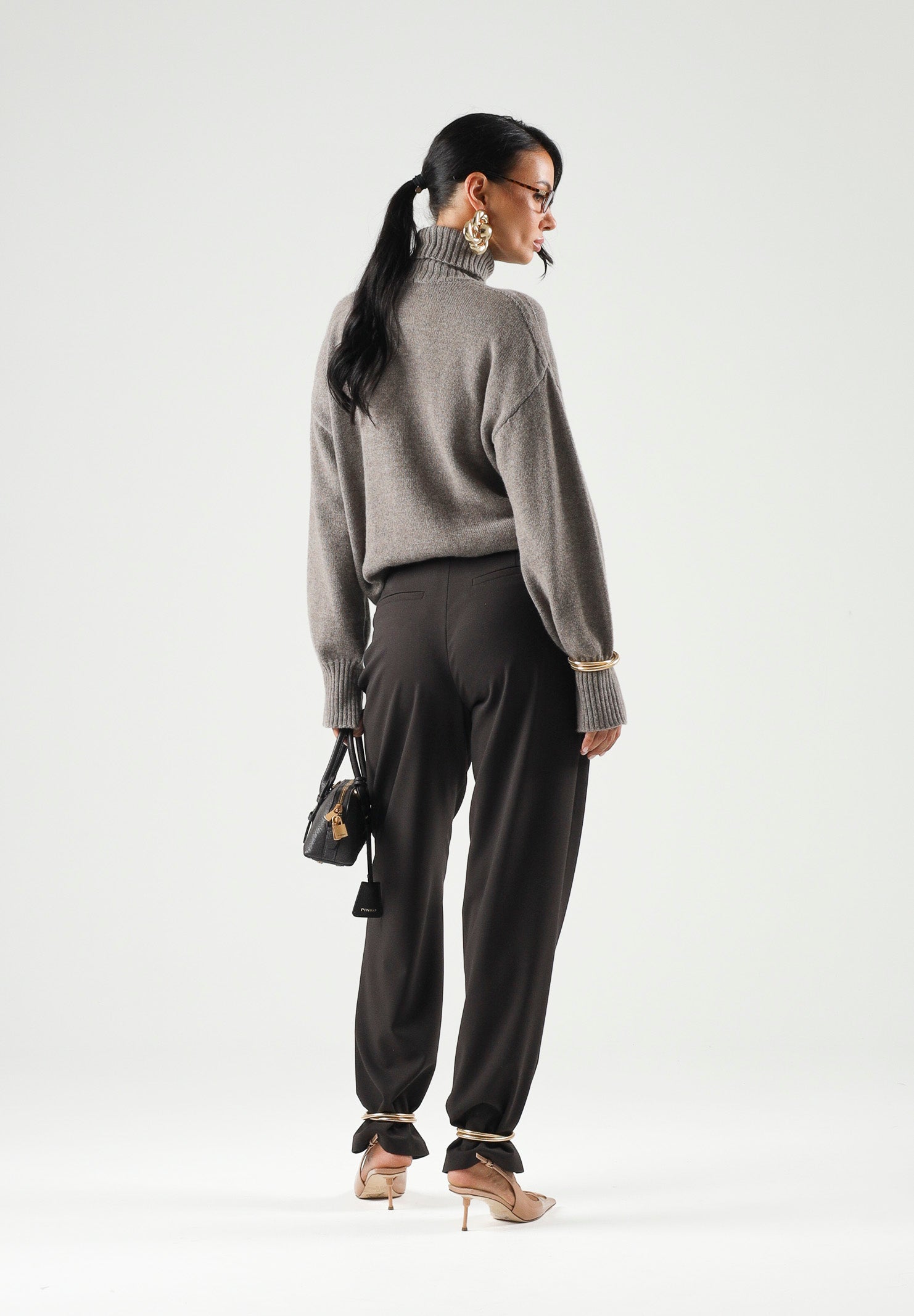 SIMONA CORSELLINI Pantaloni dark chocolate-marrone  per donna con vita alta, linea affusolata e dettagli metallici alle caviglie. A26CPPA01402 V0761 SIMONA CORSELLINI 