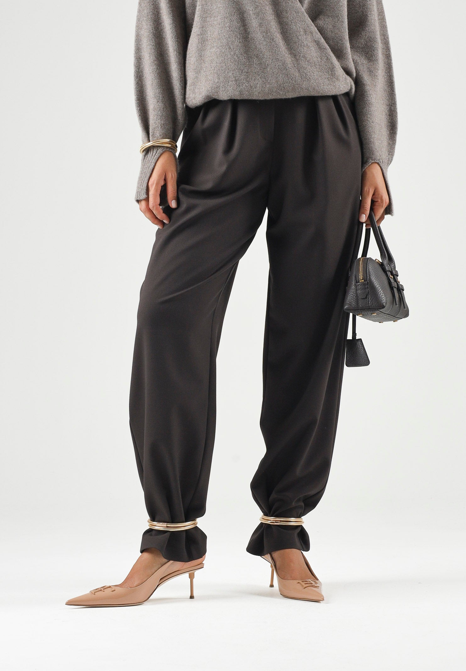 SIMONA CORSELLINI Pantaloni dark chocolate-marrone  per donna con vita alta, linea affusolata e dettagli metallici alle caviglie. A26CPPA01402 V0761 SIMONA CORSELLINI 