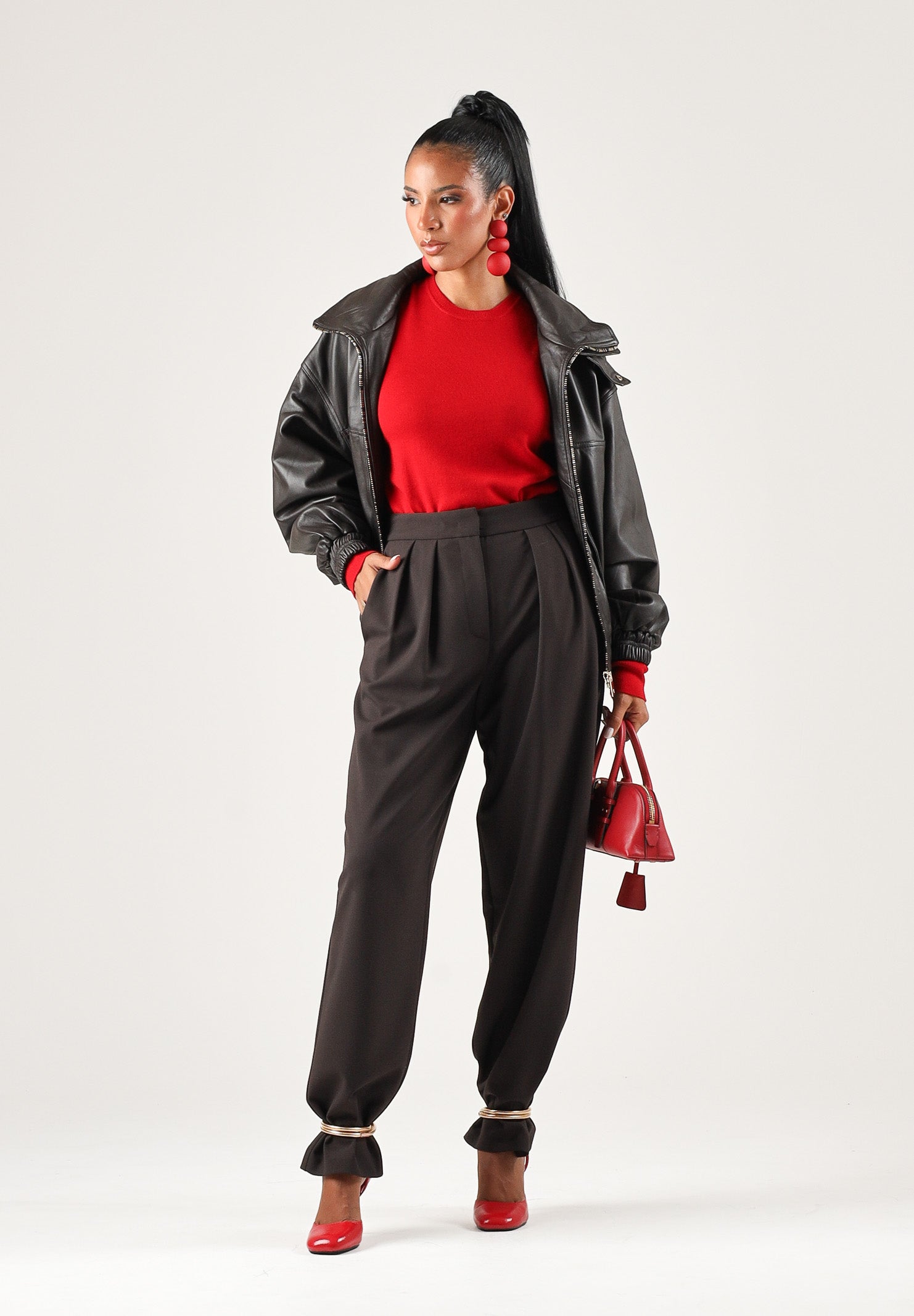 SIMONA CORSELLINI Pantaloni dark chocolate-marrone  per donna con vita alta, linea affusolata e dettagli metallici alle caviglie. A26CPPA01402 V0761 SIMONA CORSELLINI 